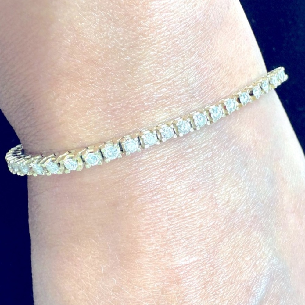 Absolutely stunning 14K gold and 56 diamonds (3 carats) tennis bracelet